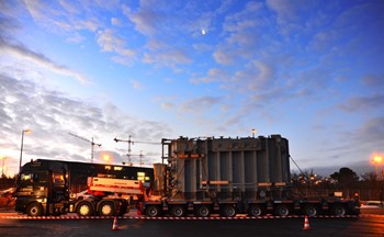 Fourni par les Etats-Unis, fabriqué en Corée, ce transformateur électrique de 87 tonnes a été livré sur le site d'ITER le 17 janvier à l'aube. (Click to view larger version...)